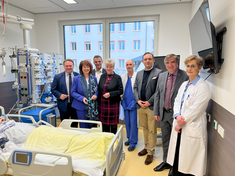Von links nach rechts: Verwaltungsratsvorsitzender und Kaufbeurens Oberbürgermeister Stefan Bosse, Stv. Verwaltungsratsvorsitzende und Landrätin Maria Rita Zinnecker, Klinikleiter Ralf Kratel, Landtagsabgeordnete Angelika Schorer, Ärztlicher Direktor Dr. Sascha Chmiel, Vorstand der Kliniken Ostallgäu-Kaufbeuren Andreas Kutschker, Buchloes Bürgermeister Robert Pöschl, Stv. Ärztliche Direktorin Dr. Gudrun Nitsche.