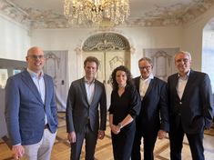 Rücken für die Herzinsuffizienz-Forschung näher zusammen (v.l.n.r.): Prof. Philipp Raake (Direktor Medizinische Klinik I Uni Augsburg), Prof. Ewaldas Girdauskas (Direktor Herz- & Thoraxchirurgie Uni Augsburg) Dr. Susanne Lederle-Kranzler (Oberärztin Medizinische Klinik Füssen Kardio Reutte), Dr. Martin Hinterseer (Chefarzt Medizinische Klinik Füssen), Prof. Dr. Wolfgang von Scheidt (Chefarzt em. Medizinische Klinik I Uni Augsburg).