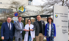 Von links nach rechts: Verwaltungsratsvorsitzender und Oberbürgermeister Stefan Bosse, Stv. Vorstandsvorsitzender der Bezirkskliniken Schwaben Wolfram Firnhaber, Oberärztin Dr. Stephanie Berno (in Vertretung für Chefarzt Prof. Martin Hecht), Vorstand der Kliniken Ostallgäu-Kaufbeuren Andreas Kutschker und Stv. Verwaltungsratsvorsitzende und Landrätin Maria Rita Zinnecker. 