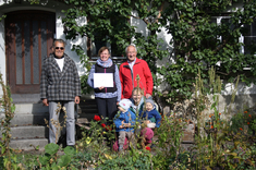 Für ihren musterhaften Naturgarten wurde stellvertretend für die Zertifizierungen im Landkreis Ostallgäu die Gartenbesitzerin und Vorsitzende vom Gartenbauverein Halblech Susanne Sutter (2. v. l) ausgezeichnet.
