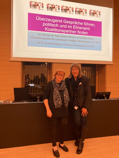 Referentin Dr. Cornelia Wolfgruber von der Hanns-Seidel-Stiftung (links)