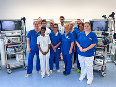 Das Gastroenterologie-Team der Klinik Füssen mit Ärztlichen Direktor Dr. Martin Hinterseer (5.v.l.) und Prof. Dr. Albrecht Pfeiffer (4.v.r.). Das Gastroenterologie-Team der Klinik Füssen mit Ärztlichen Direktor Dr. Martin Hinterseer (5.v.l.) und Prof. Dr. Albrecht Pfeiffer (4.v.r.).