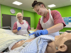 Schülerin in der Krankenpflegehilfeschule Buchloe. Schülerin in der Krankenpflegehilfeschule Buchloe.