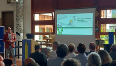Referent Dr. Jan Hiller, PH Ludwigsburg, erläutert das Konzept Bildung für nachhaltige Entwicklung Referent Dr. Jan Hiller, PH Ludwigsburg, erläutert das Konzept Bildung für nachhaltige Entwicklung