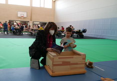 Landrätin Zinnecker in der Turnhalle der Berufsschule Marktoberdorf, als die ersten ukrainischen Flüchtlinge ankamen 