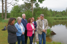 Söder verspricht Verlängerung des Naturschutzprojekts am Korb- und Dachssee, Foto v. l.: Landwirtschaftsministerin Michaela Kaniber, MdL Angelika Schorer, MdL Bernhard Pohl, Landrätin Maria Rita Zinnecker, Umweltminister Thorsten Glauber, Landrätin Indra Baier-Müller und Ministerpräsident Markus Söder