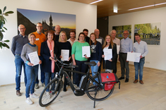 Für ihre Leistungen beim Stadtradeln 2023 wurden die auf Landkreisebene erfolgreichsten Teams und Einzelfahrer von Landrätin Maria Rita Zinnecker geehrt Für ihre Leistungen beim Stadtradeln 2023 wurden die auf Landkreisebene erfolgreichsten Teams und Einzelfahrer von Landrätin Maria Rita Zinnecker geehrt